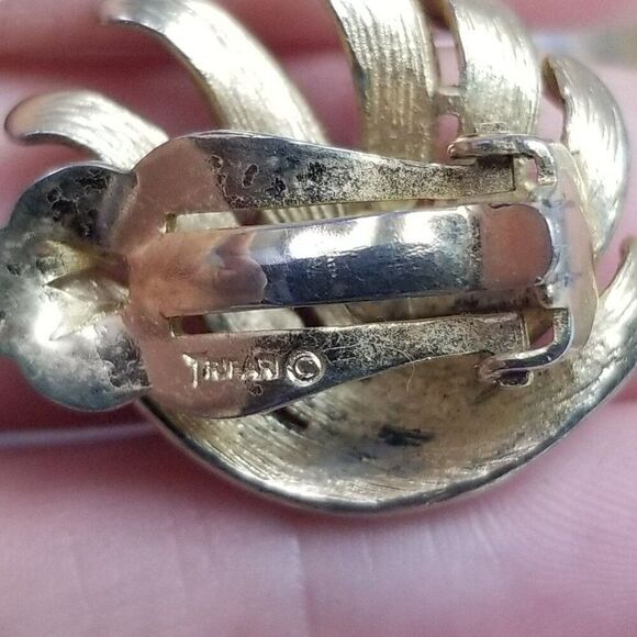 Vintage Crown Trifari Gold Tone Wave Shape Clip On Earrings, Retro Estate Signed - Picture 4 of 8